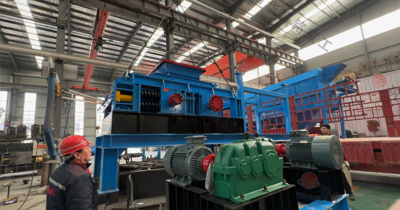 大型河卵石對輥制砂機(jī) 大型河卵石對輥制砂機(jī)