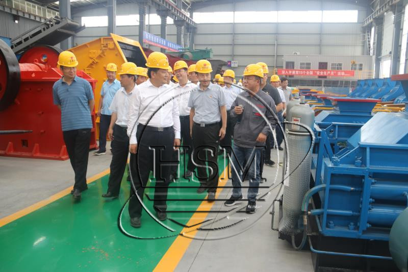  對(duì)輥制砂機(jī)廠家--熱烈歡迎袁書(shū)記來(lái)我廠參觀考察